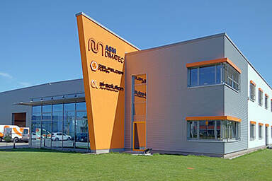 Außenansicht des Betriebsgebäudes der ASM Dimatec Deutschland GmbH.